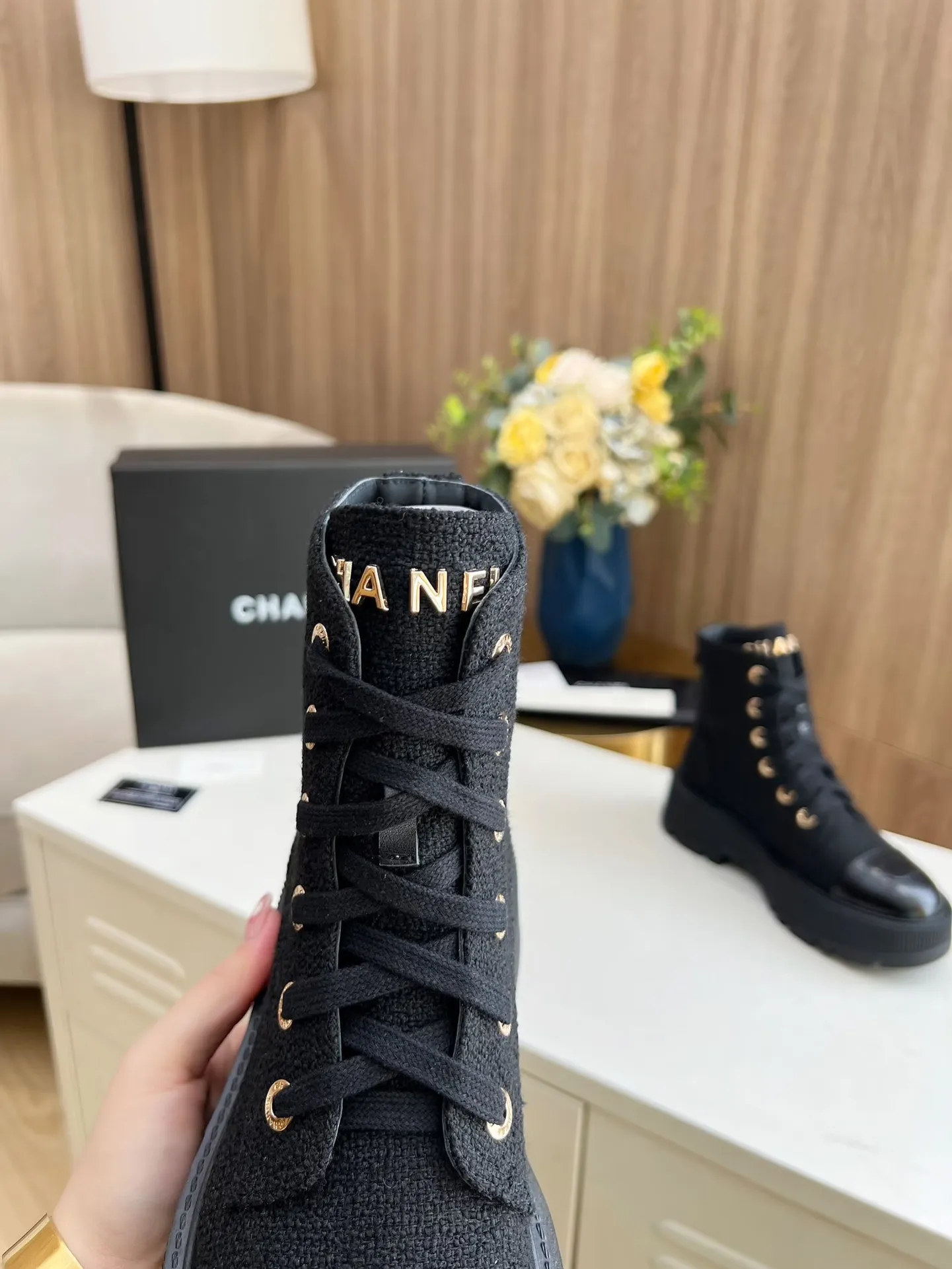 👟👟Ex-factory price 560👟👟 The original model of the new autumn and winter Chanel ankle boots✅ The strap design is super easy to put on and take off, the toe logo is electro-embroidered, the tongue is also a metal brand logo, fabric: special material, lining/foot pads: cow lining, ultra-light rubber non-slip and wear-resistant outsole, color: black, white, blue, code number: 34-41 (34, 41 need to be customized) Packaging: cloth bag card